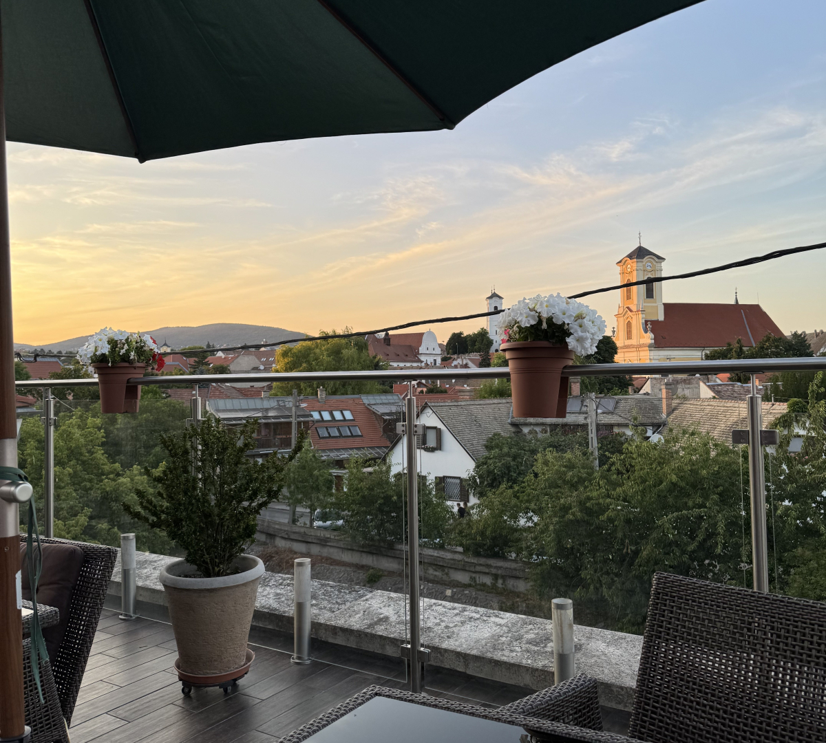Szentendre nyári programok felnőtteknek Szentendrei nyári panoráma a Bükkös teraszáról